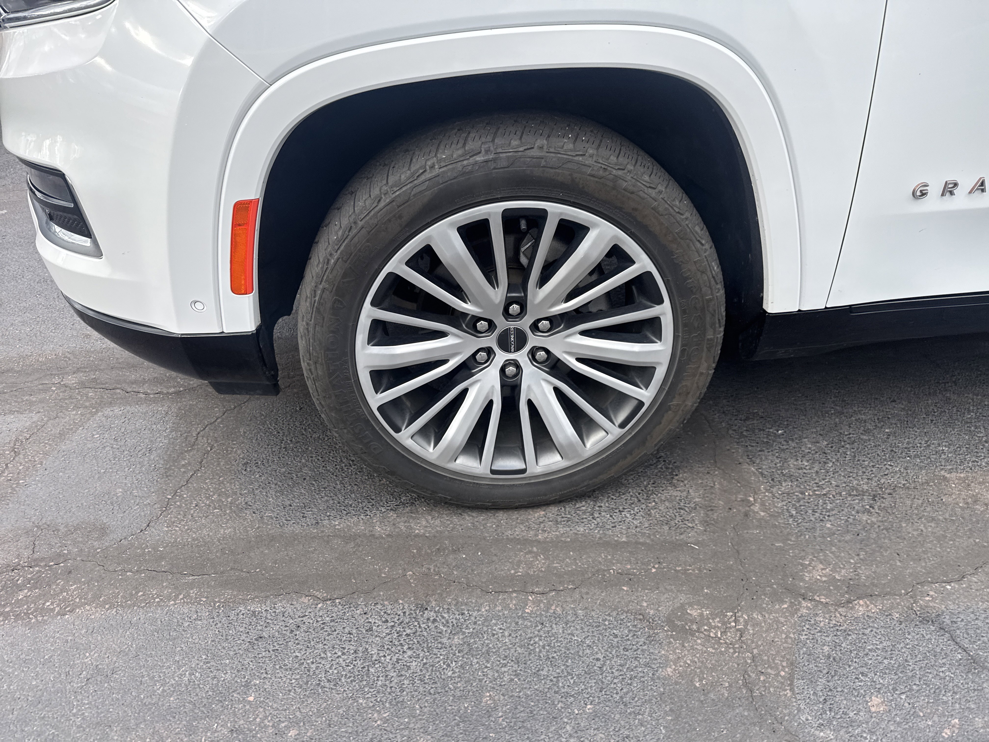 Used 2023 Jeep Grand Wagoneer L Series III image 11