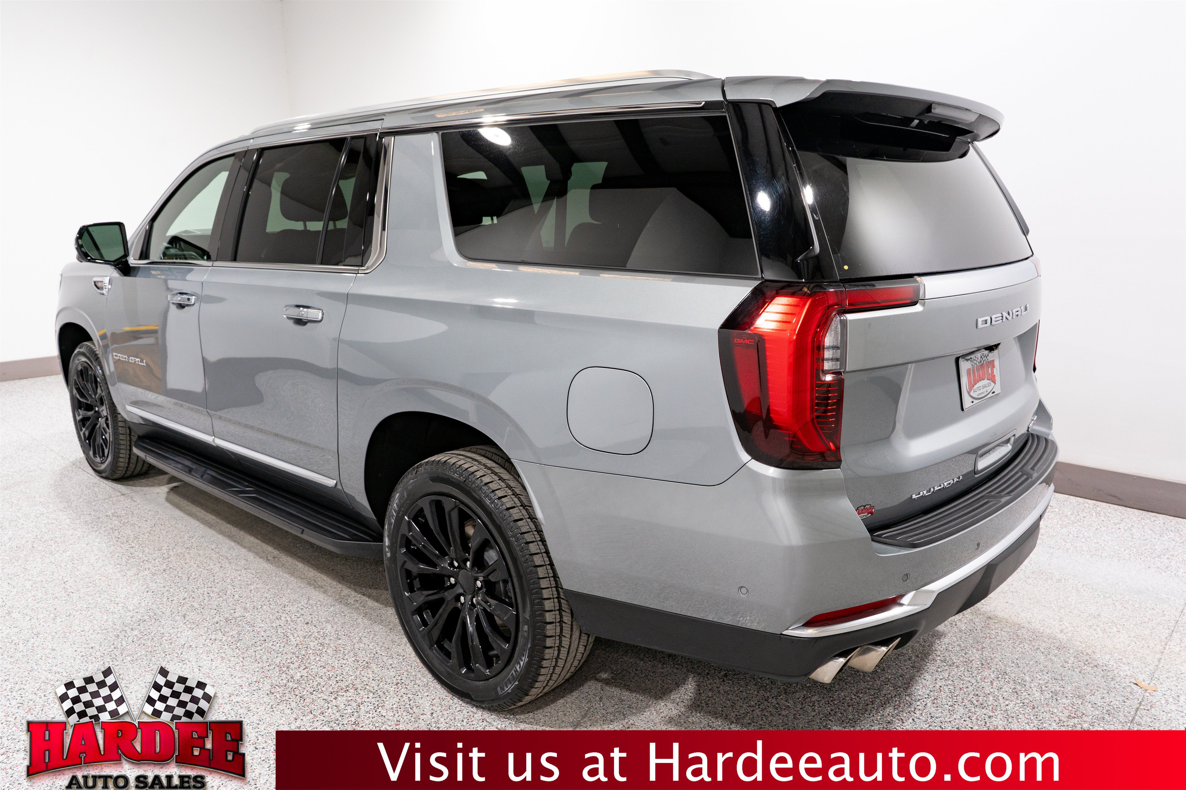 Used 2025 GMC Yukon XL Denali RWD image 3