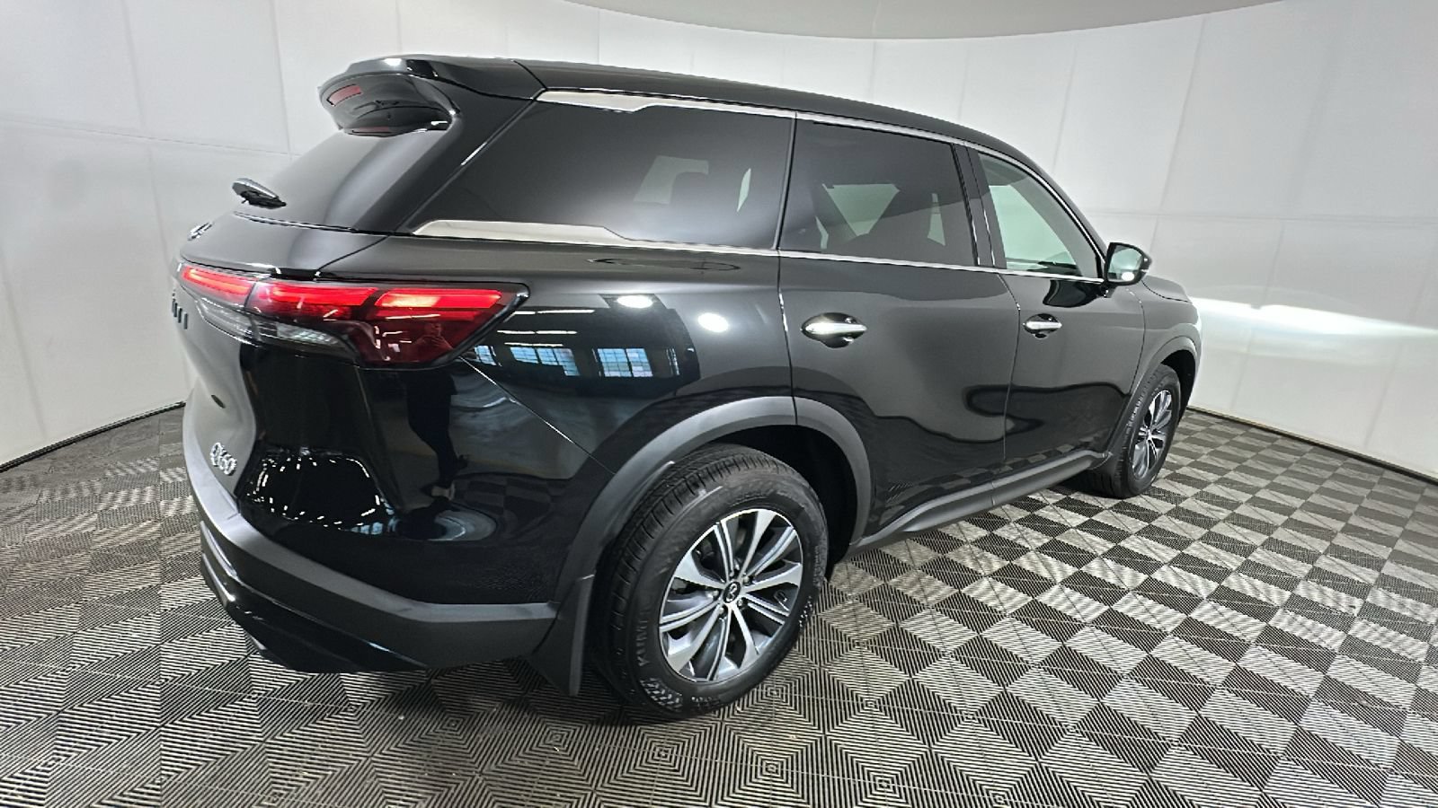 Used 2025 INFINITI QX60 Pure AWD/4WD image 2