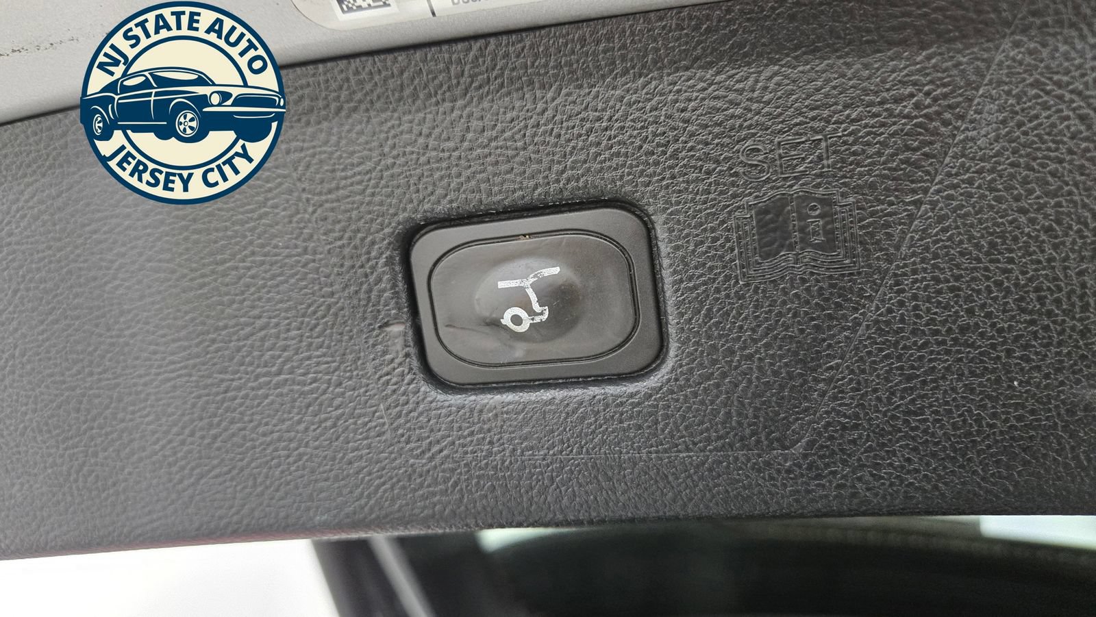 Used 2018 Ford Edge Titanium w/ Equipment Group 302A AWD/4WD image 37
