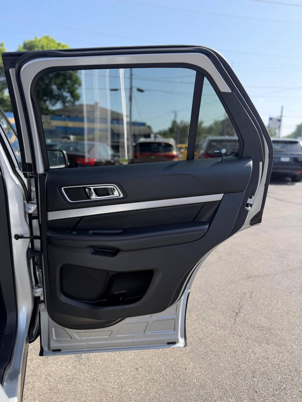 Used 2016 Ford Explorer XLT w/ Equipment Group 202A AWD/4WD image 16