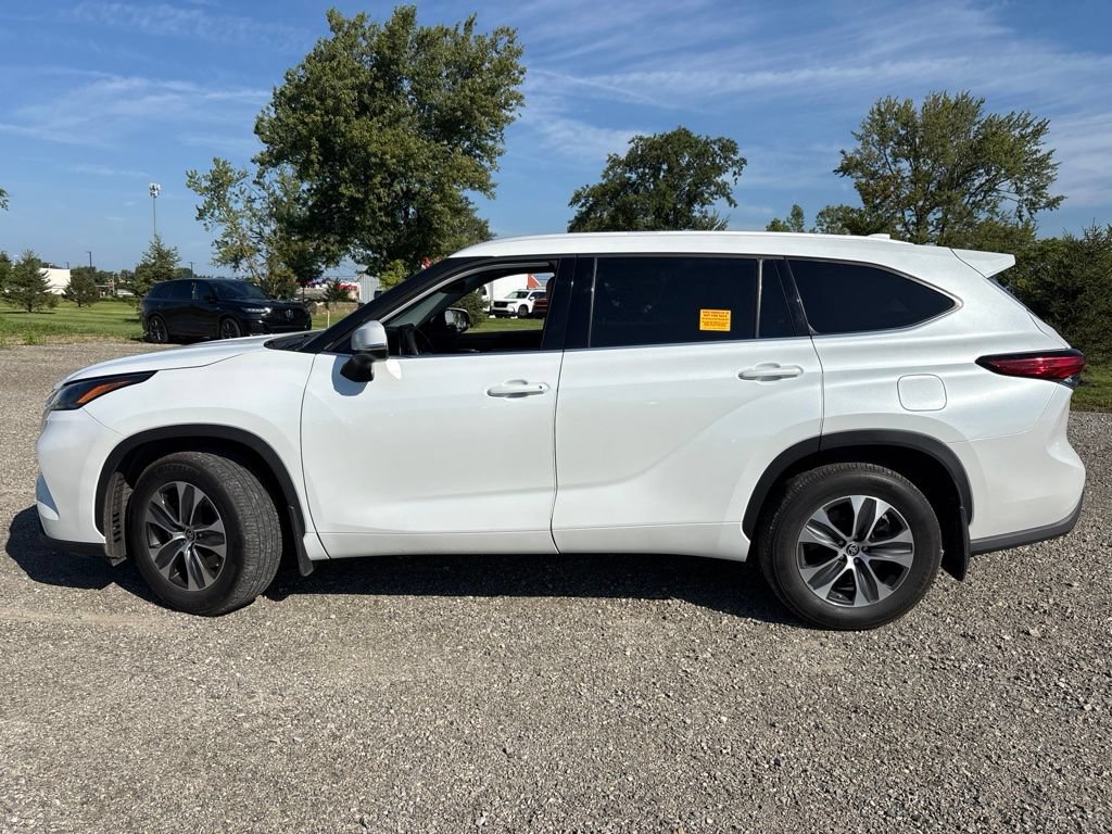 Used 2022 Toyota Highlander XLE AWD/4WD image 4