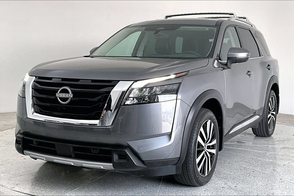 Used 2025 Nissan Pathfinder Platinum w/ Cargo Package FWD image 5