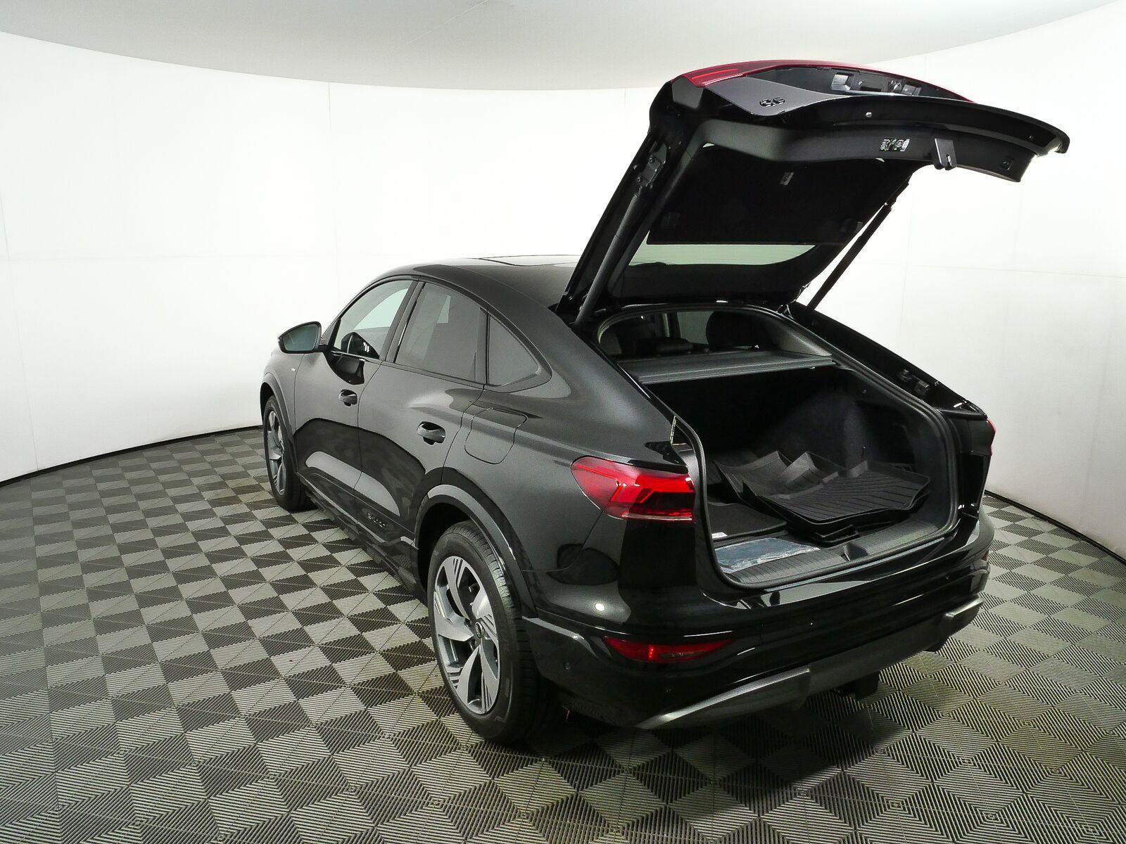 Used 2025 Audi Q6 e-tron Prestige w/ Black Warm Weather Package AWD/4WD image 26
