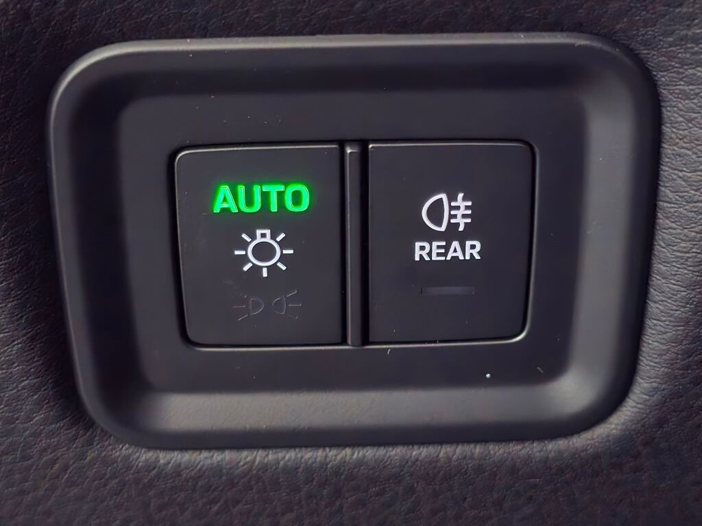 Certified 2025 Porsche Cayenne image 28