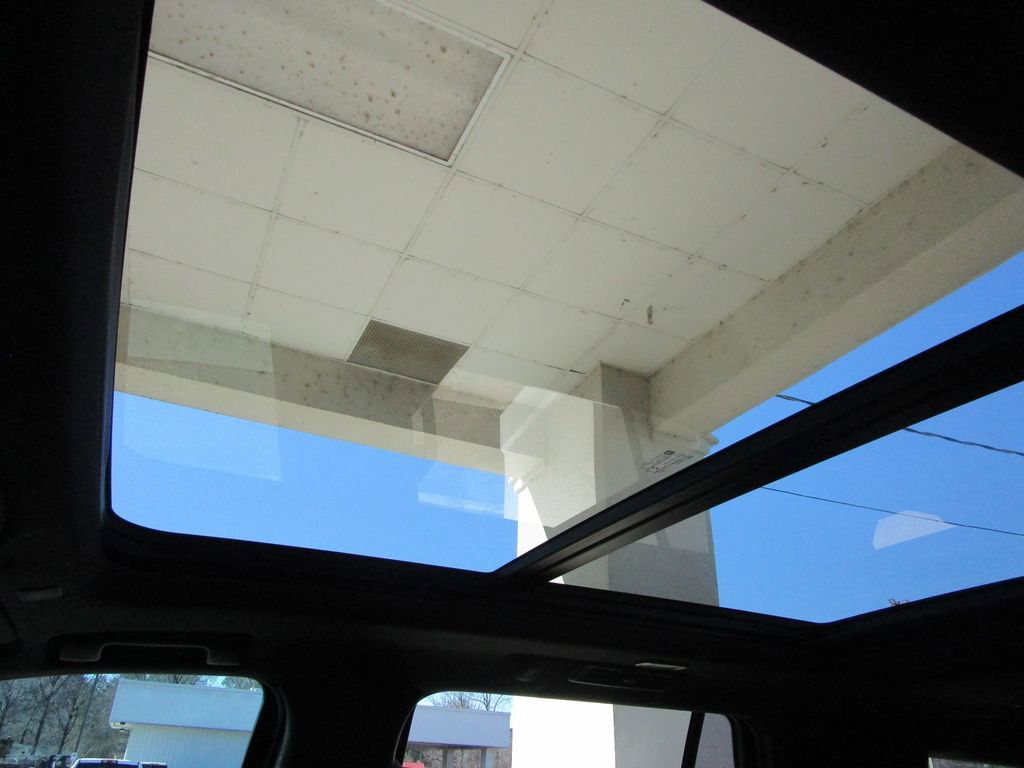 Used 2021 Chevrolet Tahoe Premier w/ Premium Package image 27