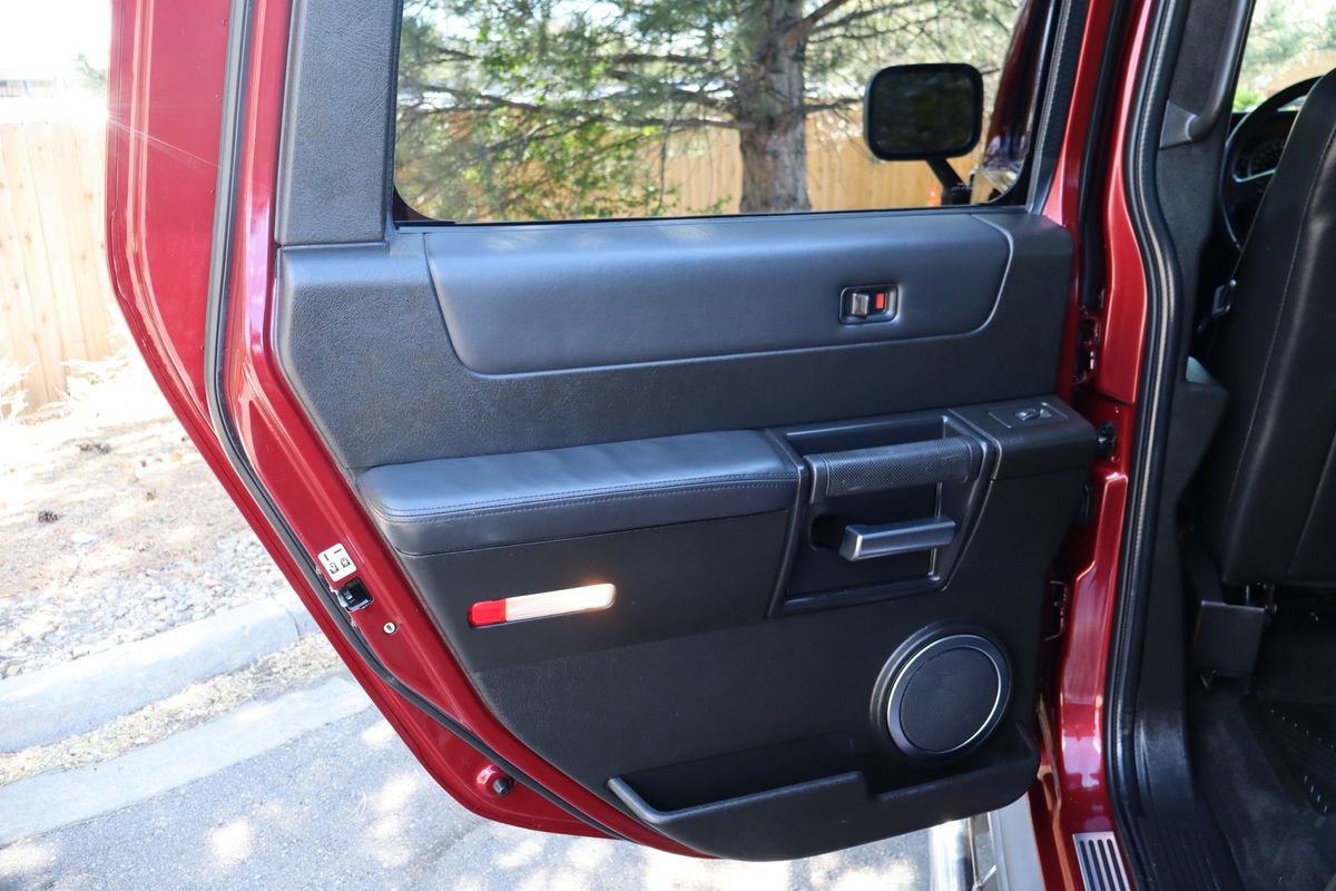 Used 2005 HUMMER H2 SUT w/ Preferred Equipment Group AWD/4WD image 23