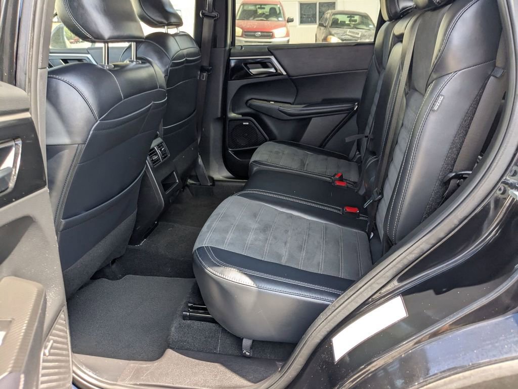 Used 2025 Mitsubishi Outlander SE image 22