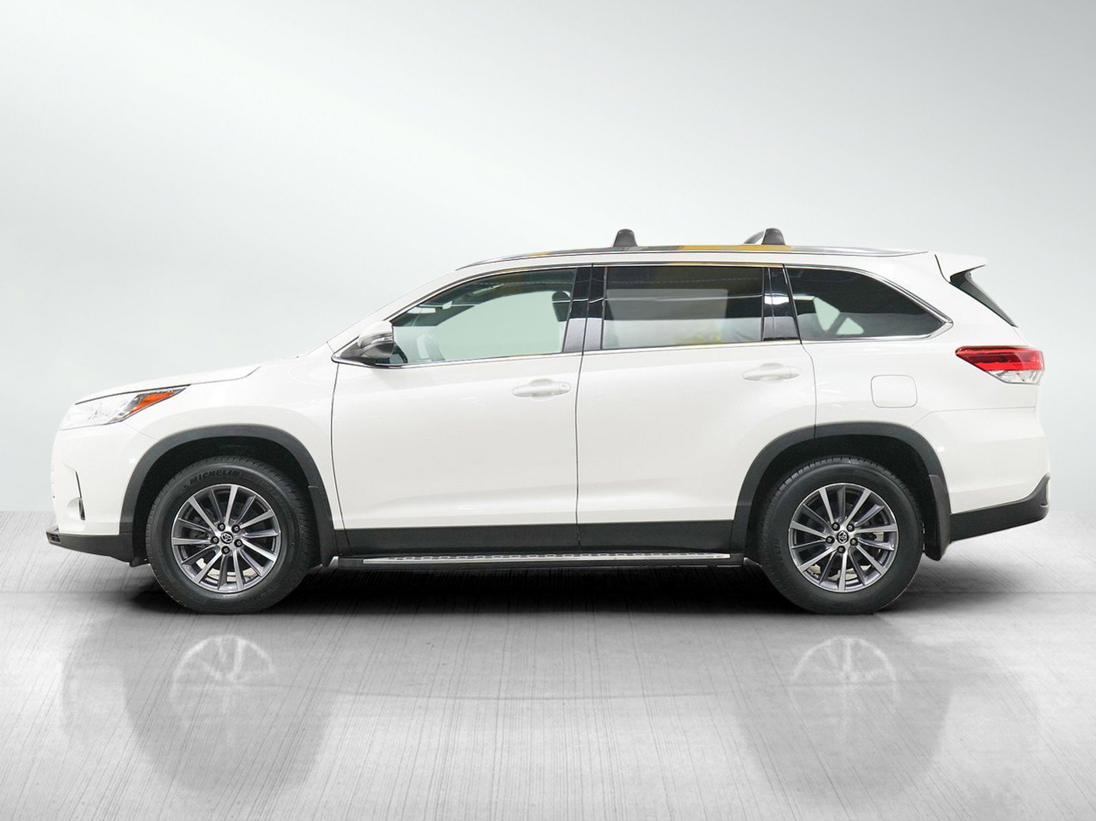 Used 2019 Toyota Highlander XLE FWD image 2