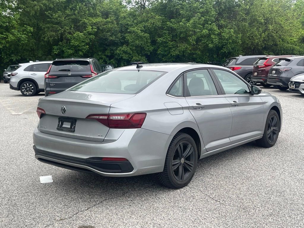 Used 2022 Volkswagen Jetta SE w/ Panoramic Sunroof Package FWD image 5