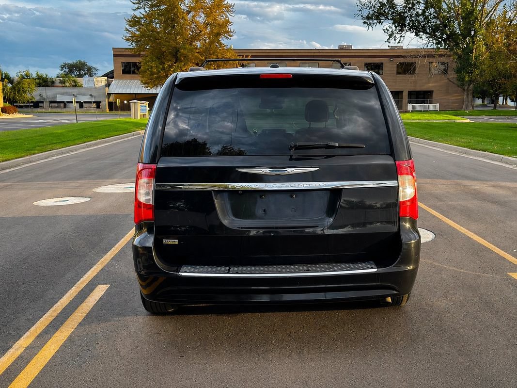 Used 2014 Chrysler Town & Country Touring FWD image 4