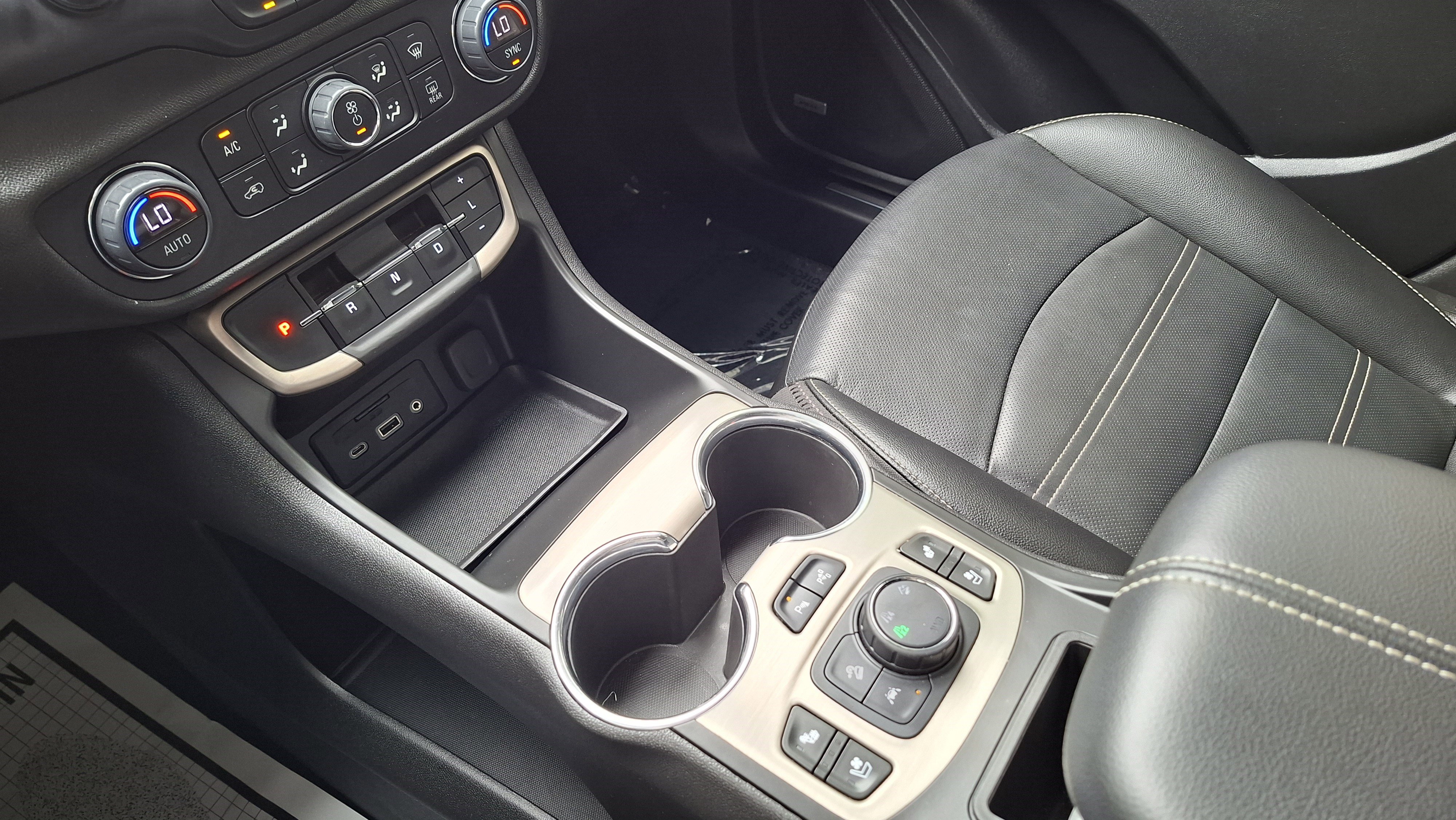 Used 2022 GMC Terrain Denali w/ Black Diamond Edition image 16