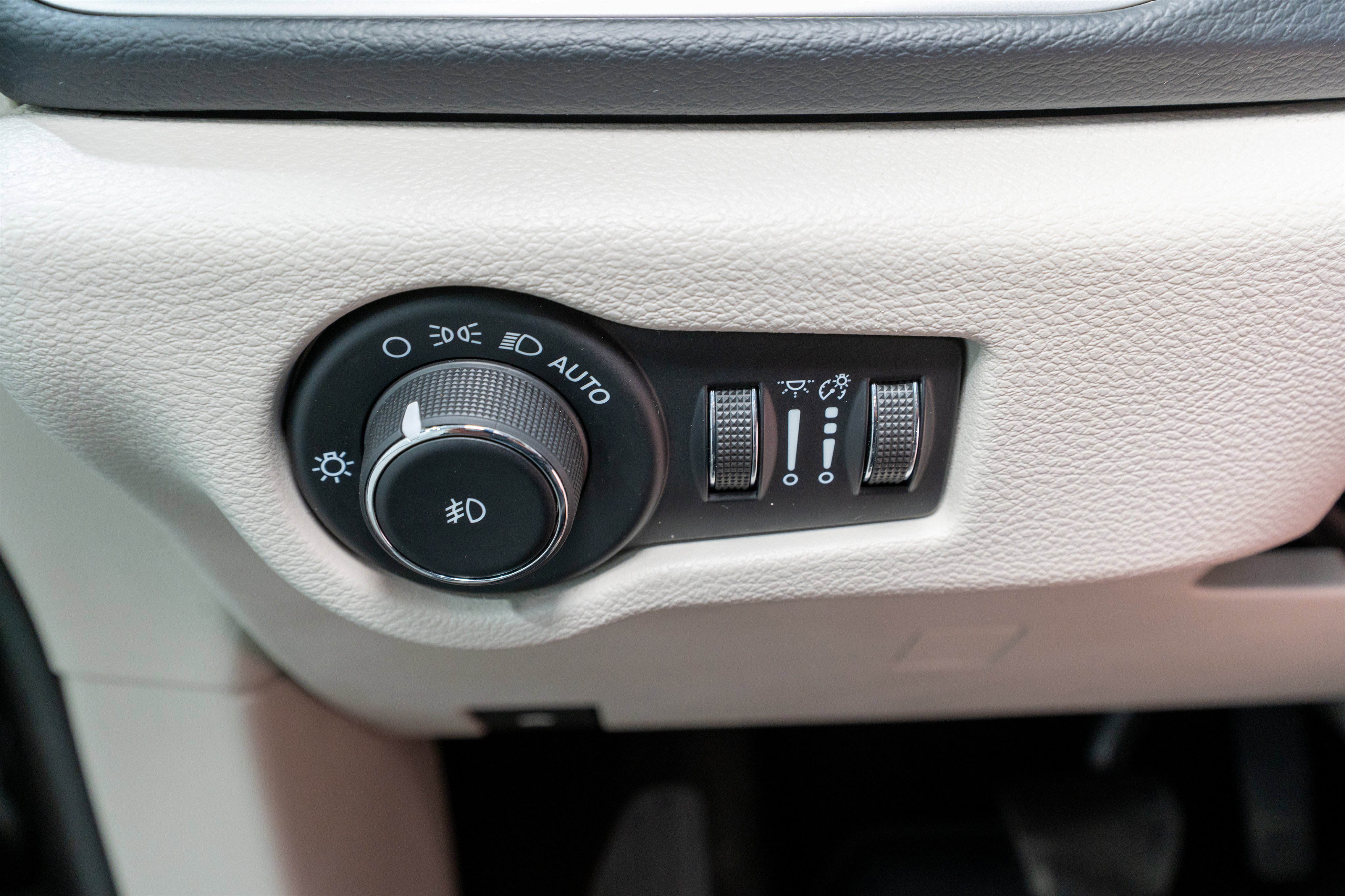 Used 2020 Chrysler Pacifica Touring-L image 27