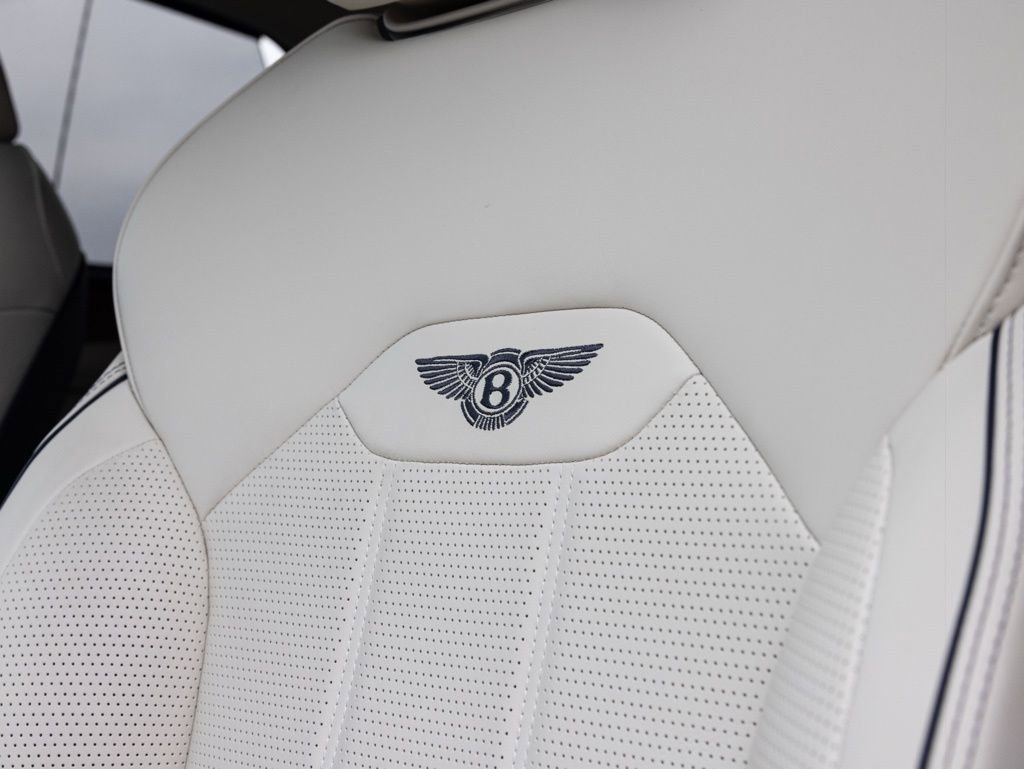 Used 2024 Bentley Bentayga image 31