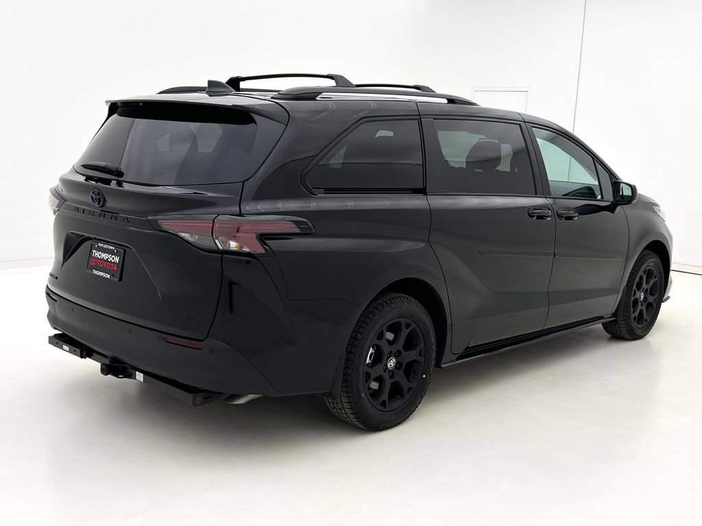 Used 2025 Toyota Sienna XLE Woodland Edition image 7