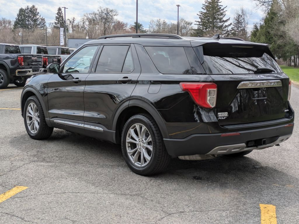 Used 2021 Ford Explorer XLT w/ Equipment Group 202A AWD/4WD image 5