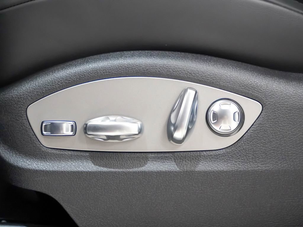 Used 2026 Porsche Macan AWD/4WD image 24