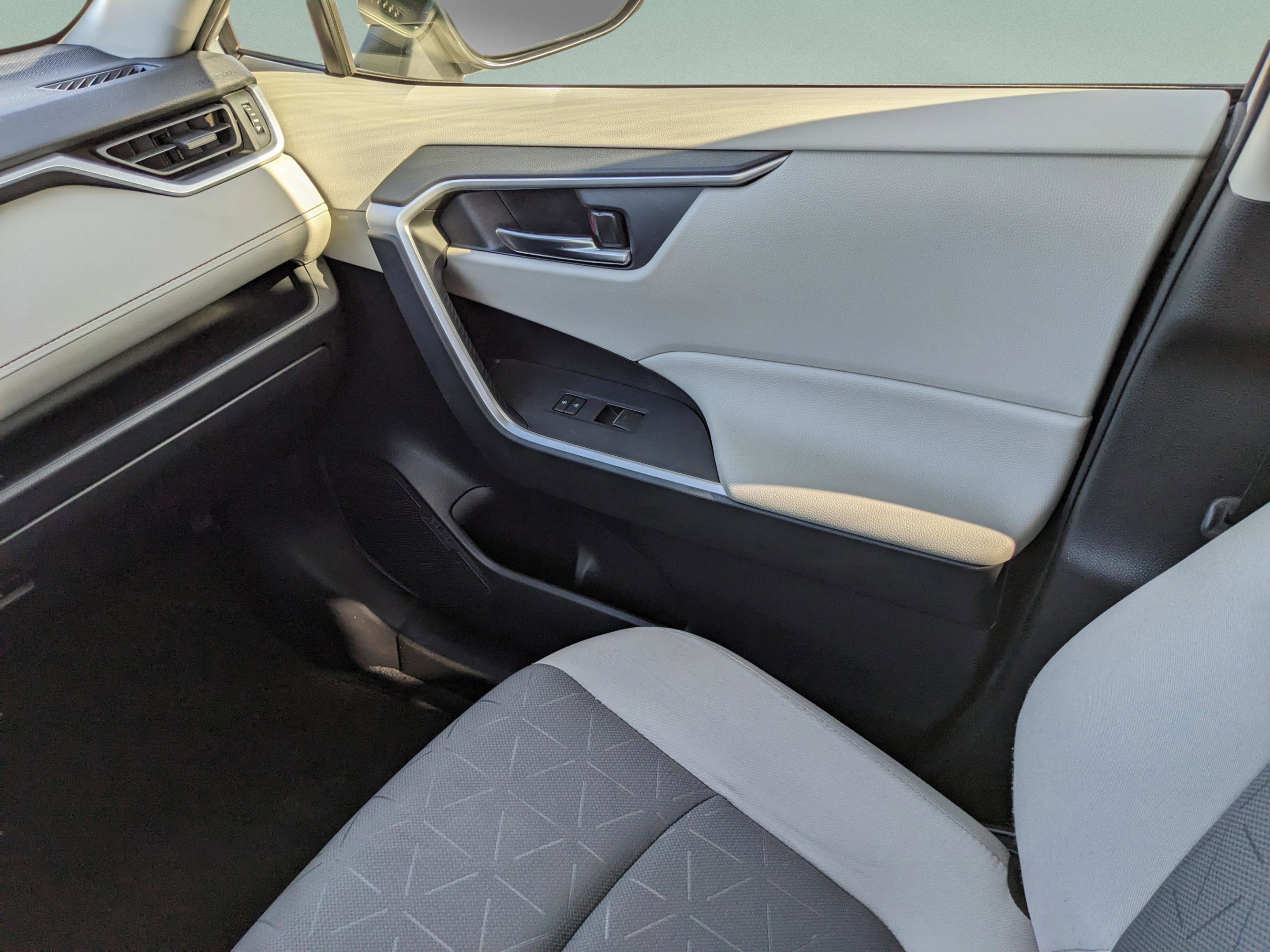 Used 2022 Toyota RAV4 XLE image 14