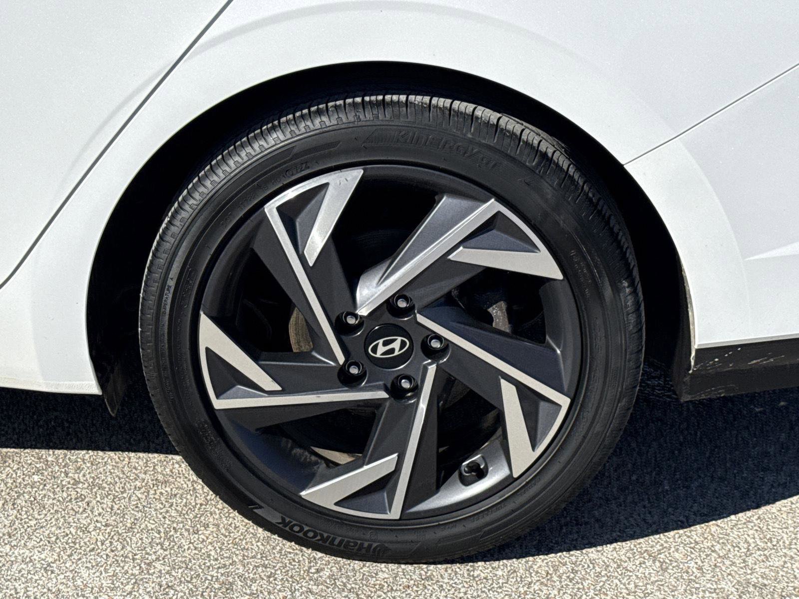 Used 2024 Hyundai Elantra Limited image 4