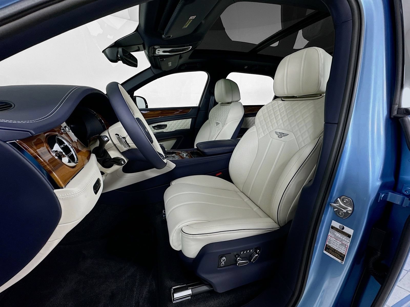 Certified 2025 Bentley Bentayga AWD/4WD image 21
