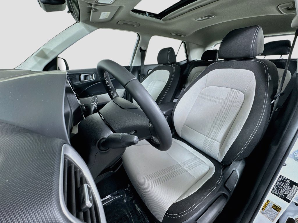 Used 2025 Hyundai Venue SEL FWD image 18