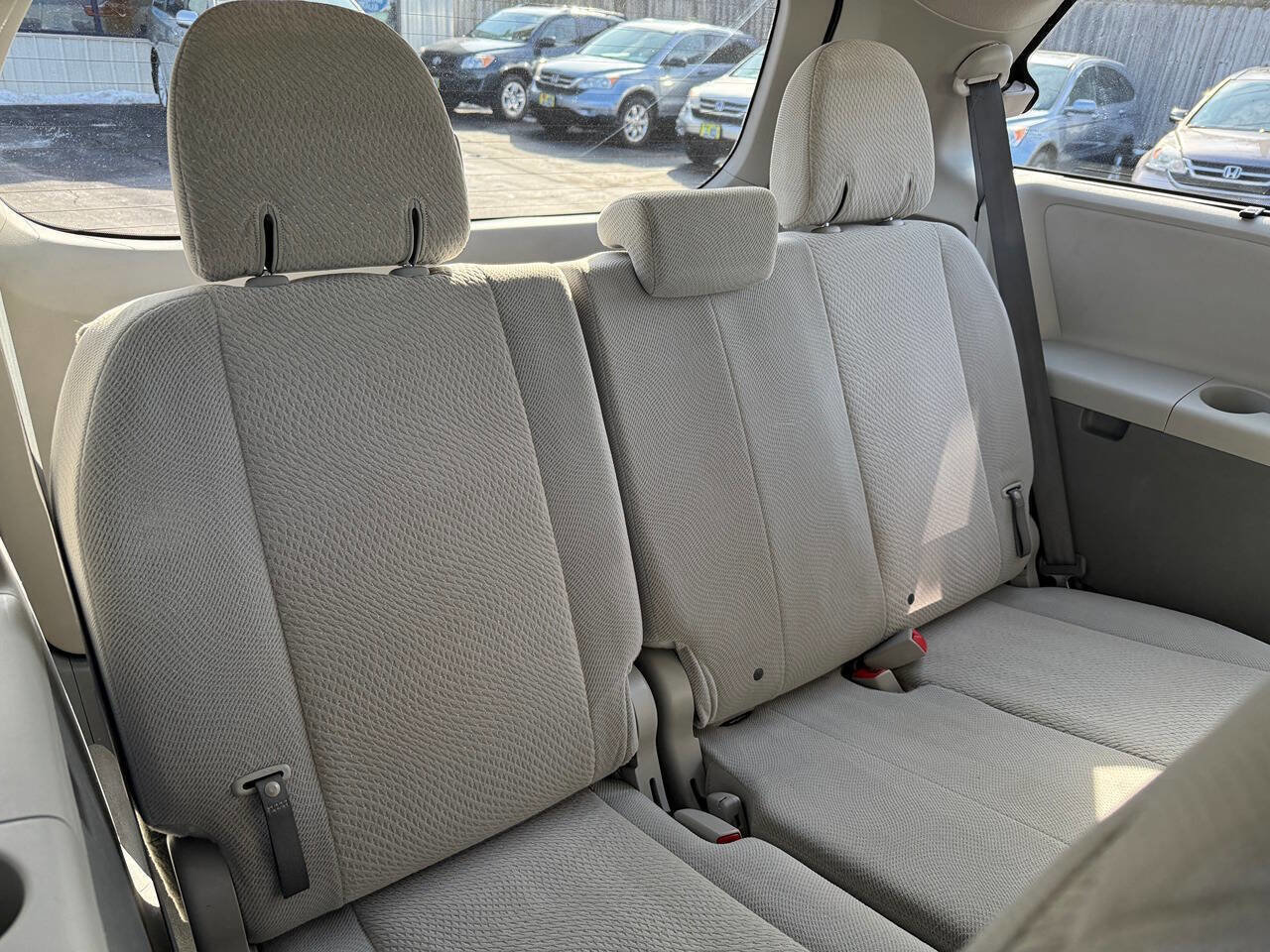 Used 2014 Toyota Sienna LE image 31