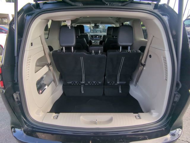 Used 2024 Chrysler Pacifica Touring-L image 14