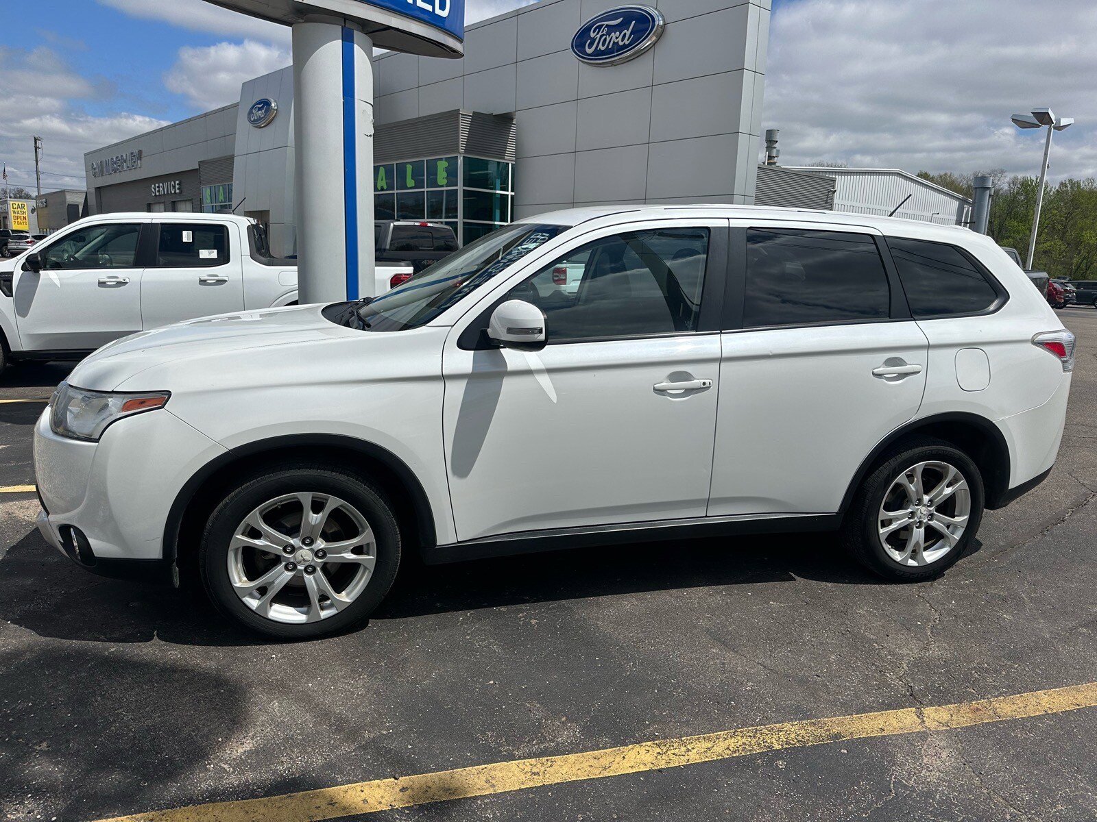 Used 2015 Mitsubishi Outlander SE AWD/4WD image 2