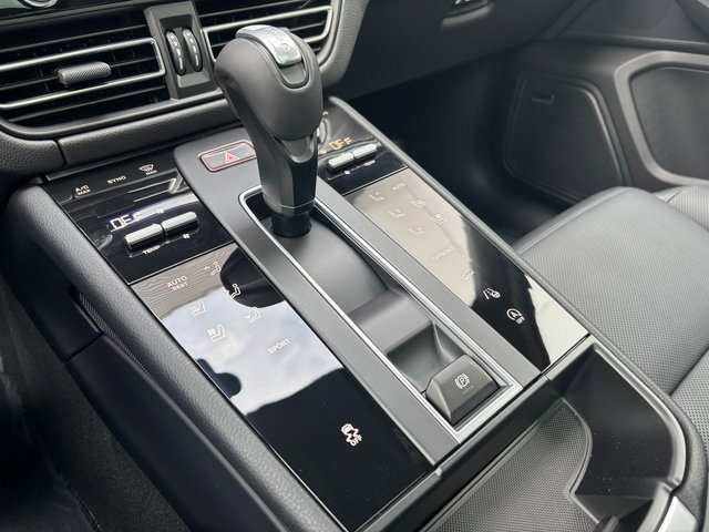 Certified 2025 Porsche Macan image 20