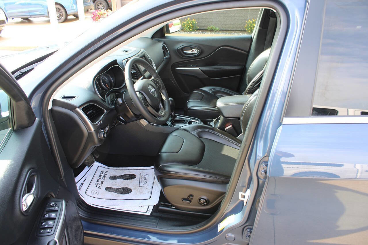 Used 2020 Jeep Cherokee Latitude Plus w/ Travel & Safety Group FWD image 9