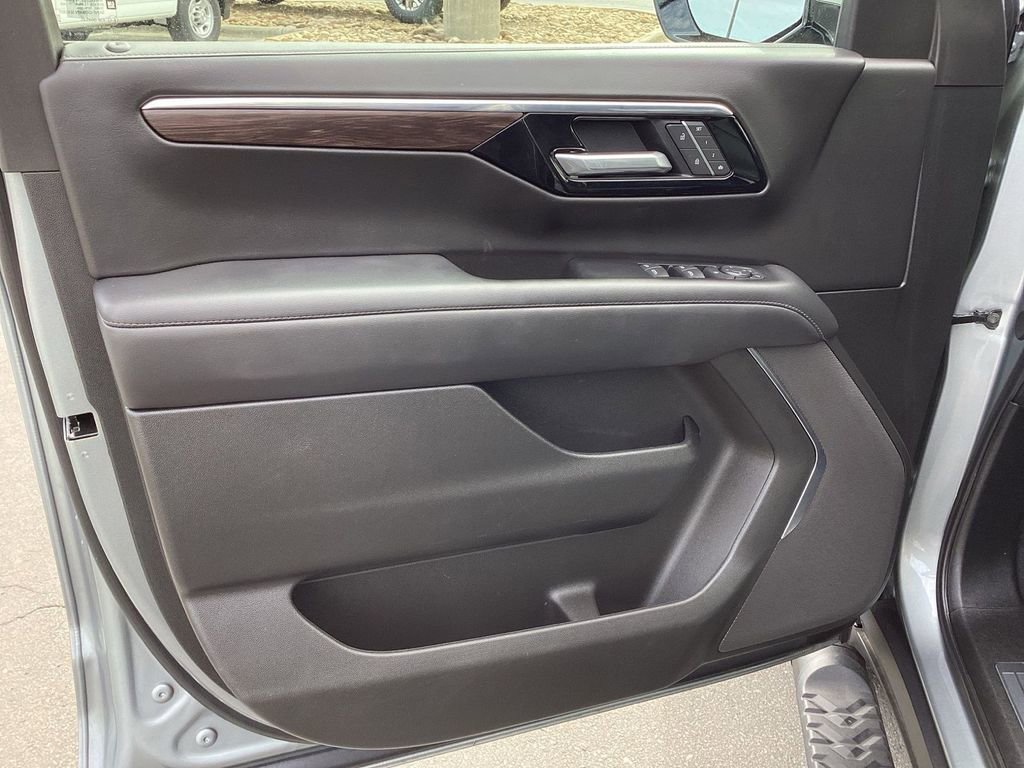 Used 2025 Chevrolet Suburban Z71 AWD/4WD image 25