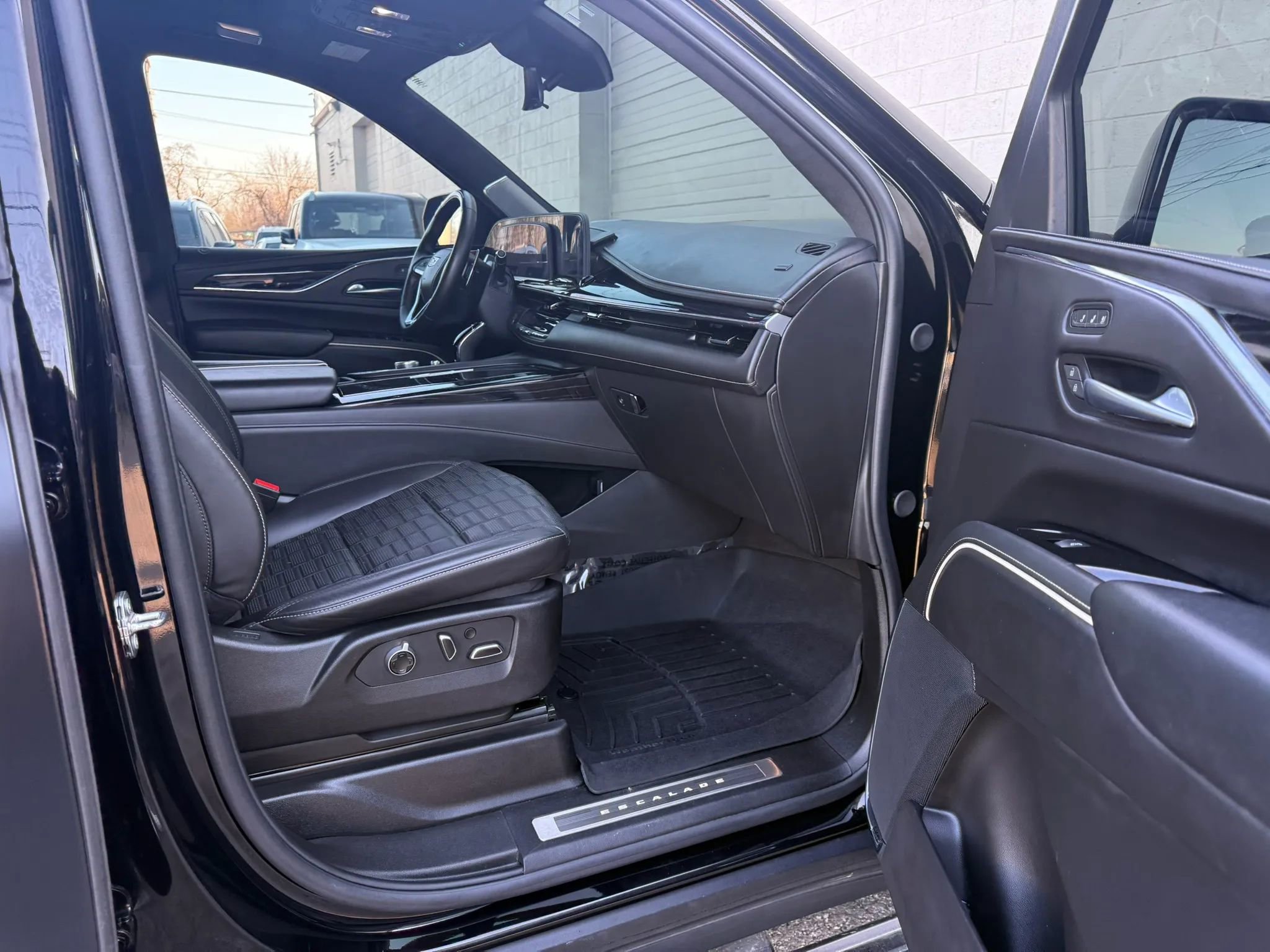 Used 2024 Cadillac Escalade ESV V image 58