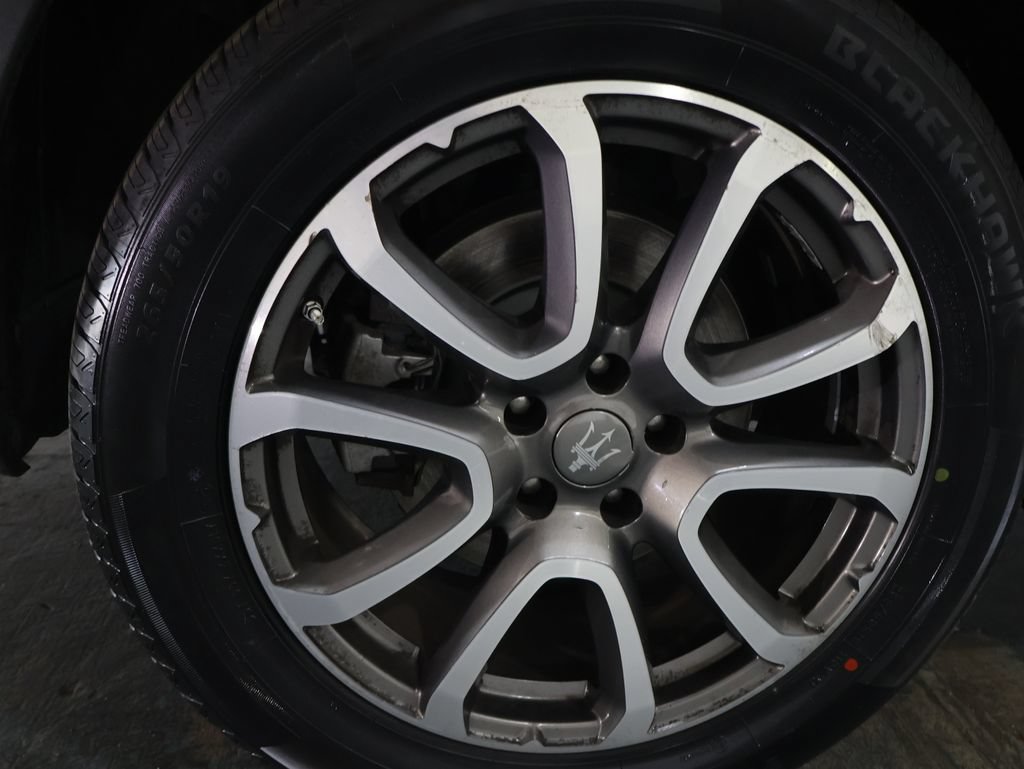 Used 2018 Maserati Levante AWD/4WD image 29