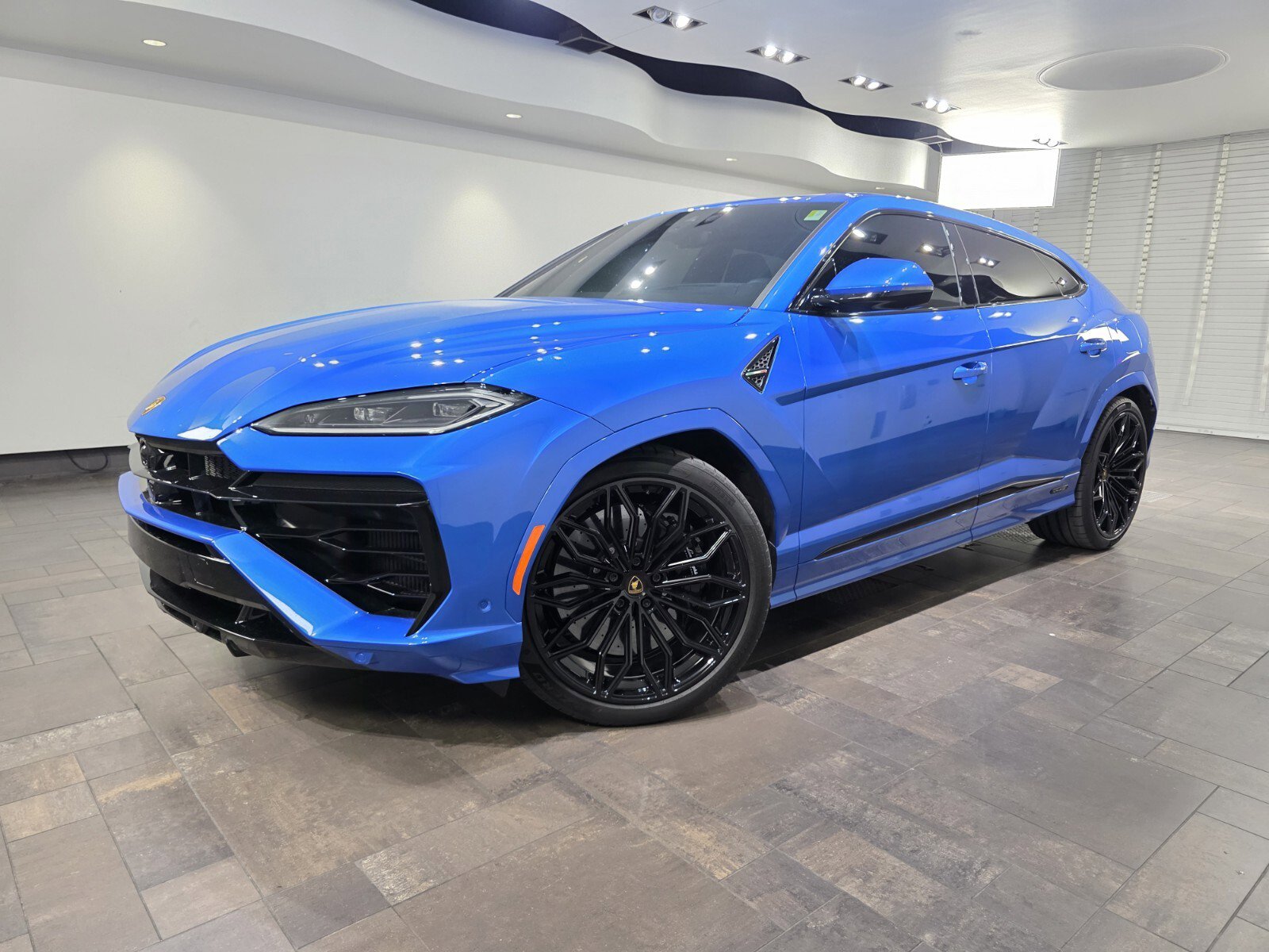 Used 2025 Lamborghini Urus SE video 1