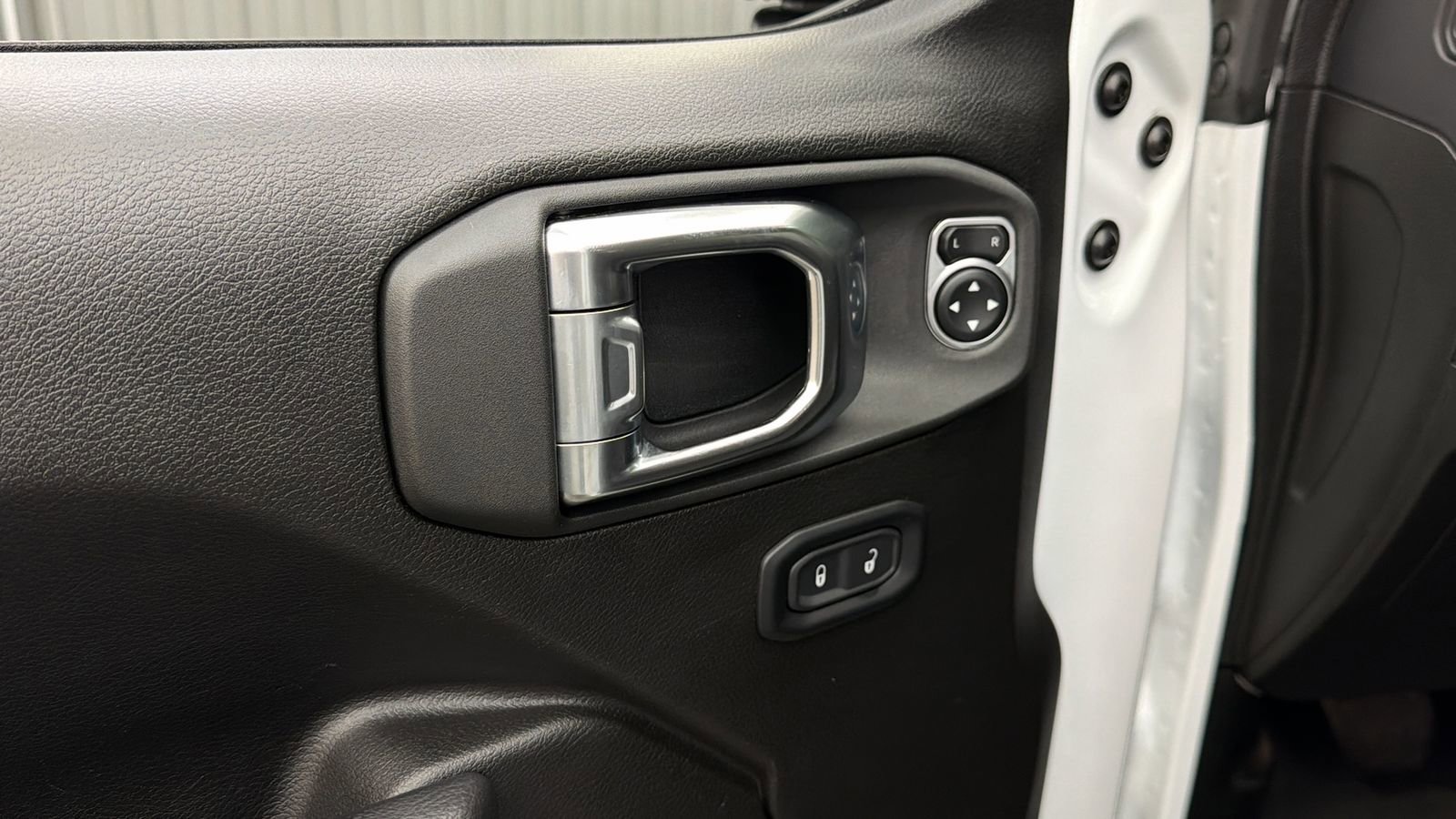 Used 2025 Jeep Wrangler Rubicon w/ Convenience Group image 25