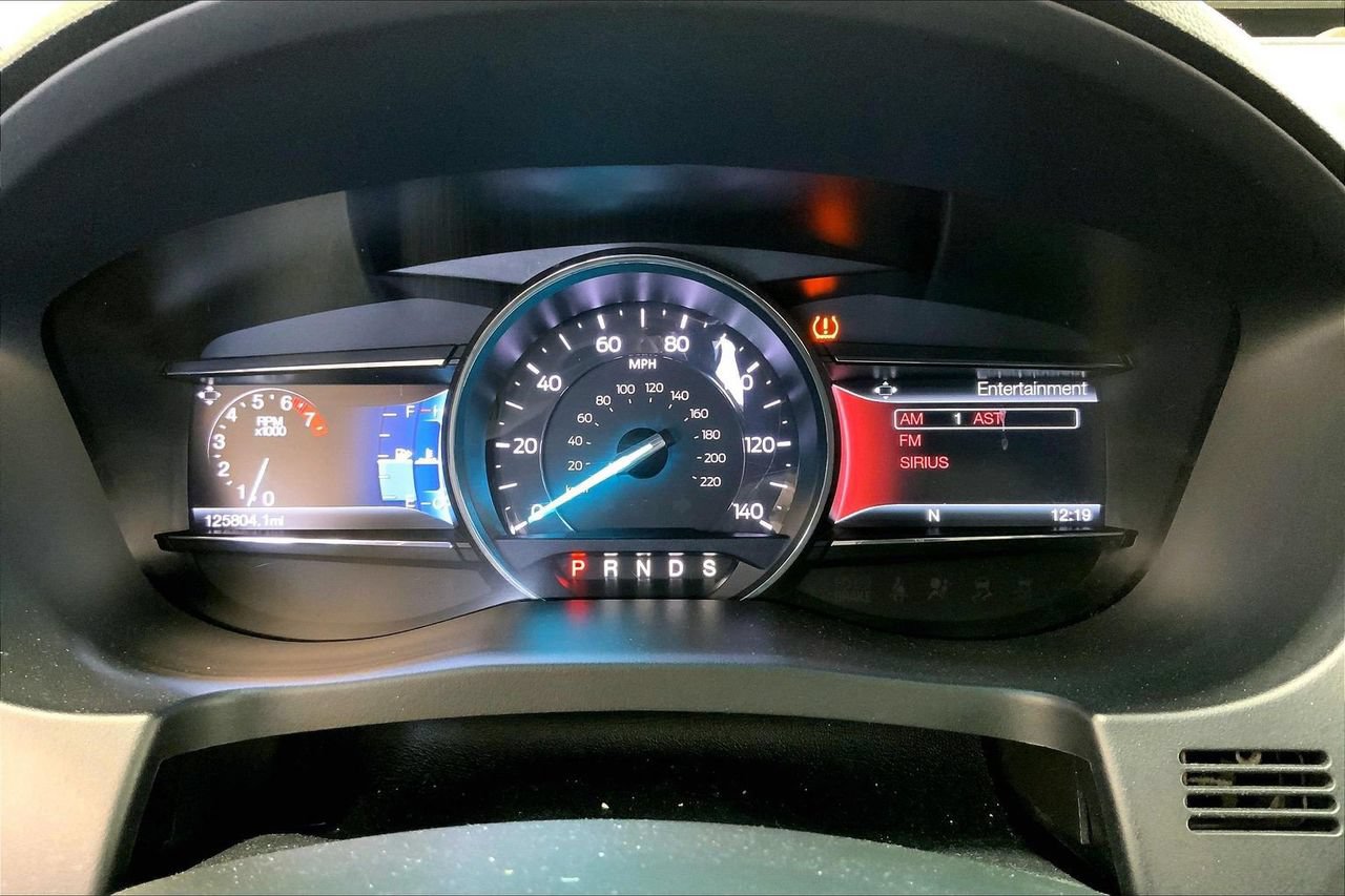 Used 2017 Ford Explorer XLT w/ Equipment Group 202A FWD image 18
