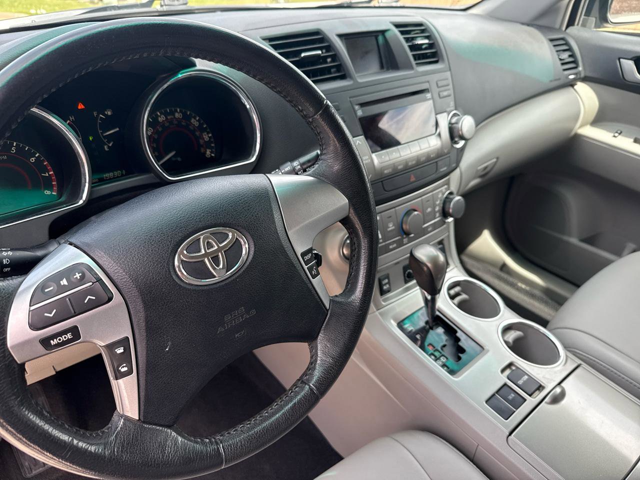 Used 2012 Toyota Highlander SE FWD image 32