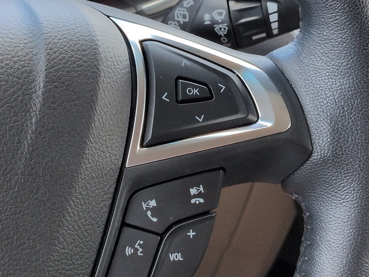 Used 2020 Ford Edge Titanium FWD image 25