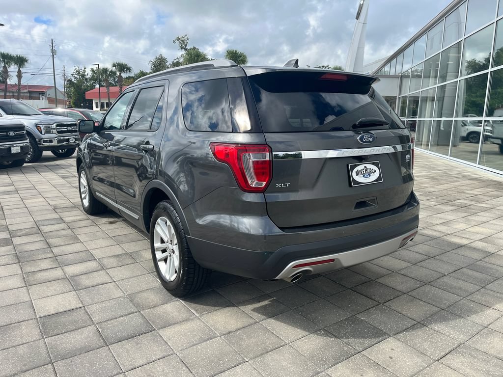 Used 2017 Ford Explorer XLT w/ Equipment Group 202A FWD image 4