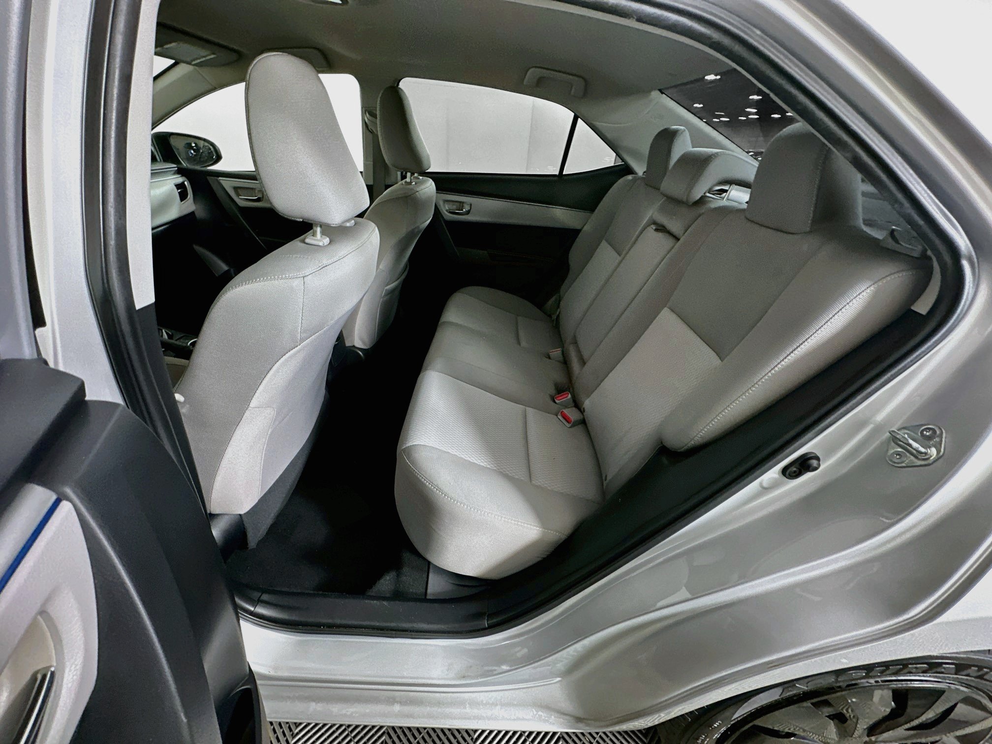 Used 2015 Toyota Corolla LE FWD image 25