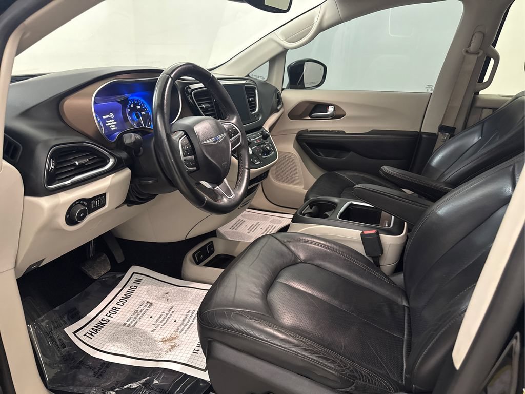 Used 2017 Chrysler Pacifica Touring-L Plus FWD image 9