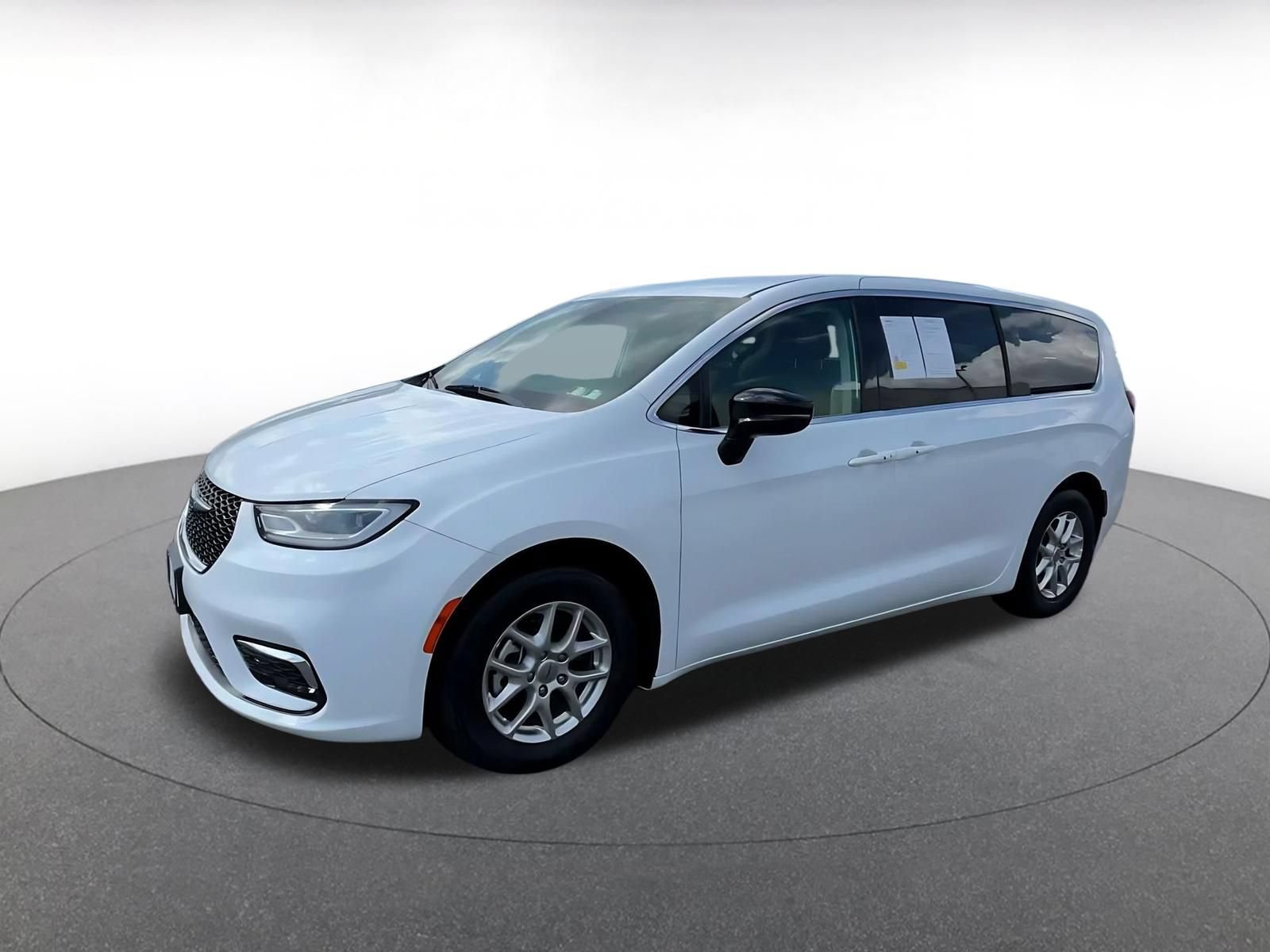 Used 2024 Chrysler Pacifica Touring-L FWD image 6