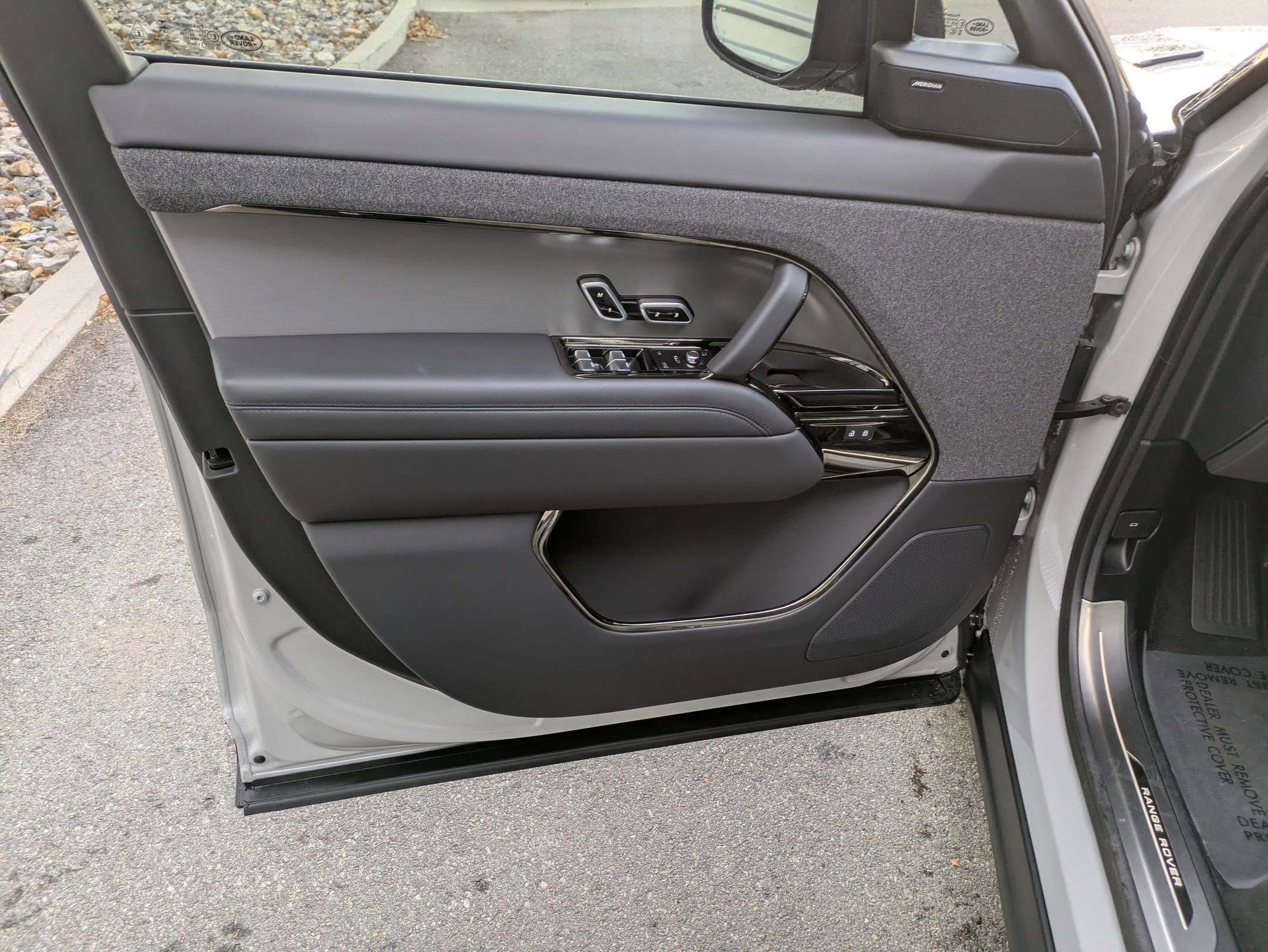 Used 2025 Land Rover Range Rover Sport SE image 14