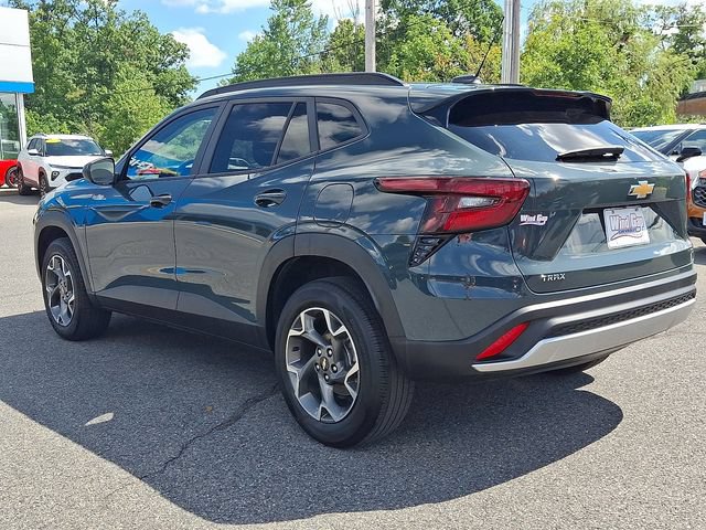 Used 2025 Chevrolet Trax LT FWD image 4