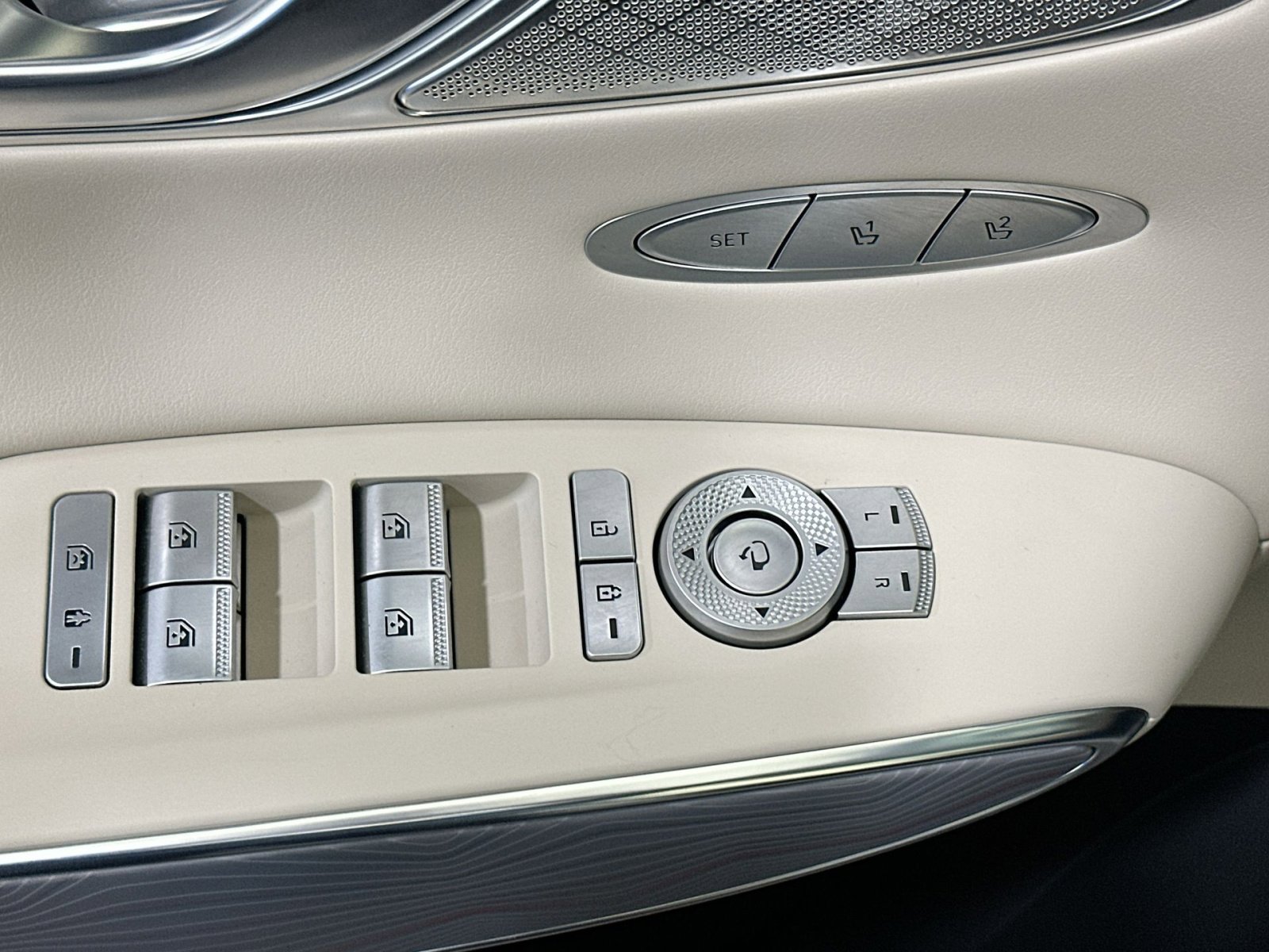 Used 2024 Genesis GV70 2.5T w/ Advanced Package image 16