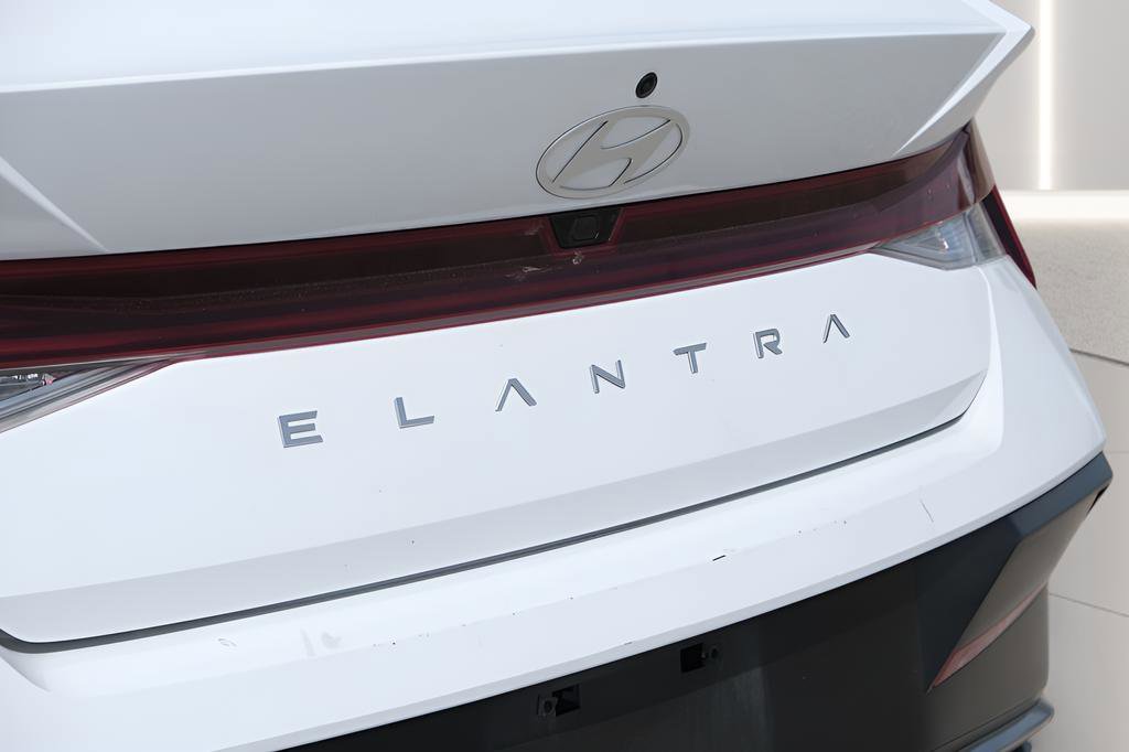 Used 2025 Hyundai Elantra SEL image 38