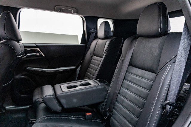 New 2025 Mitsubishi Outlander SE image 16