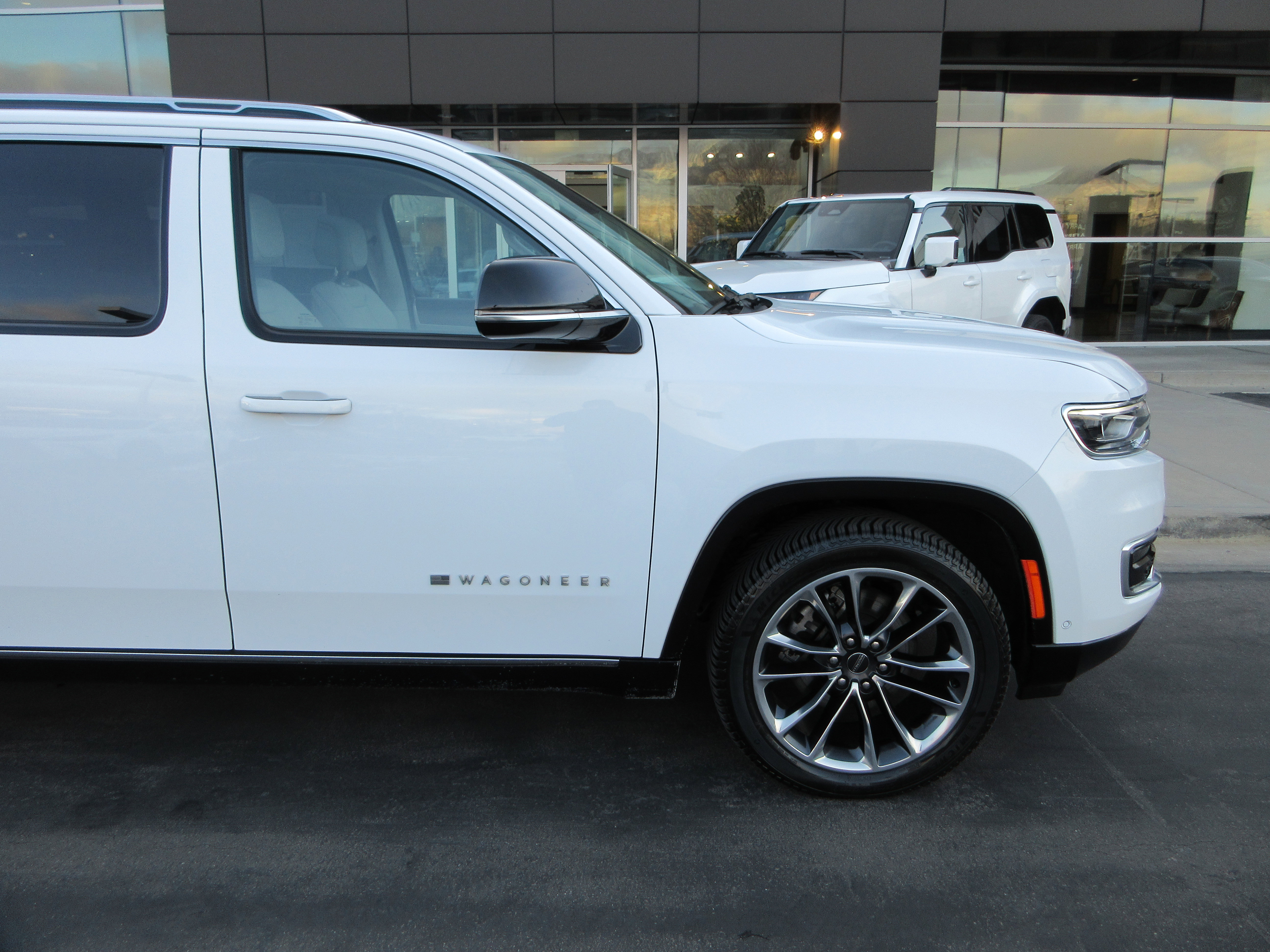 Used 2023 Jeep Wagoneer L Series III w/ Premium Group I image 14