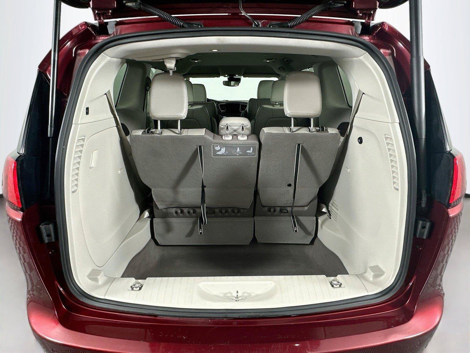 Used 2018 Chrysler Pacifica Touring-L w/ Advanced Safetytec Group FWD image 25