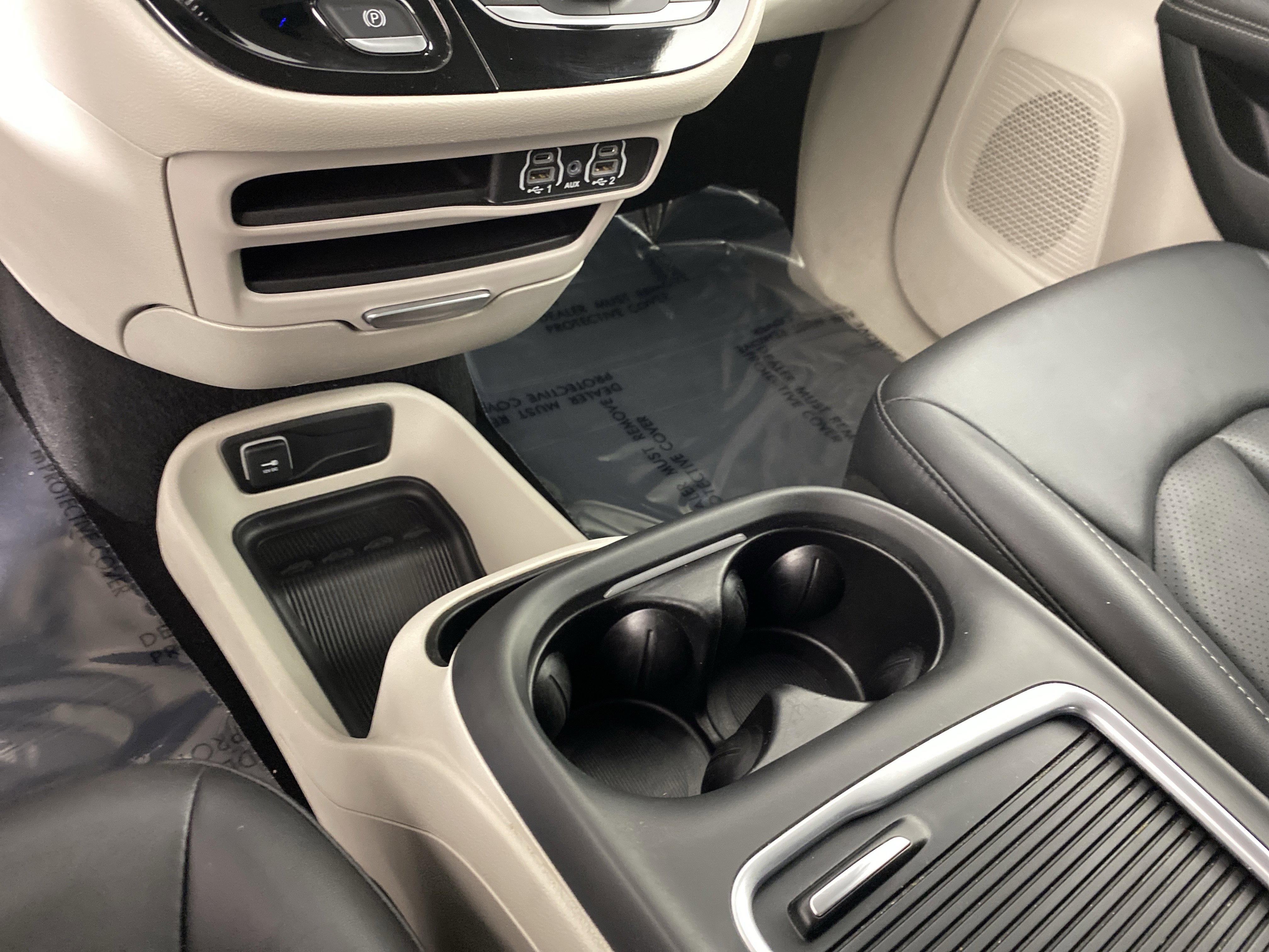 Used 2024 Chrysler Pacifica Touring-L image 29